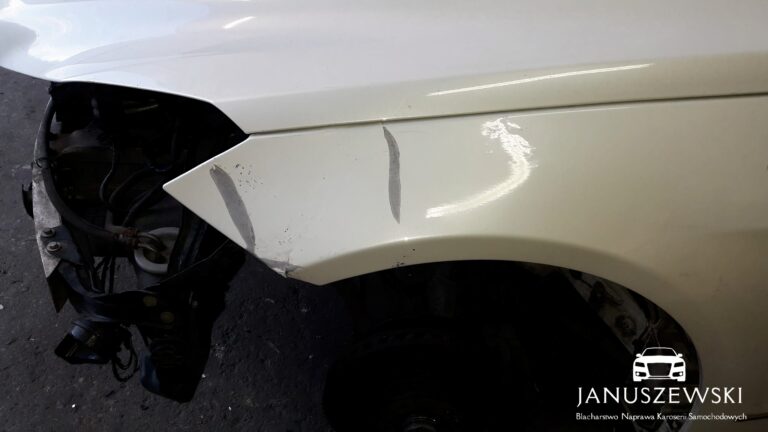 Uszkodzony aluminiowy błotnik Mercedes-Benz E Klasa W207 przed naprawą – blacharz Gorzów Wielkopolski.