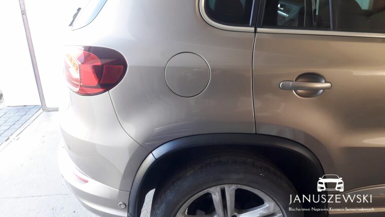 Naprawiony błotnik Volkswagen Tiguan po wyklepaniu – blacharz Gorzów, warsztat blacharski.
