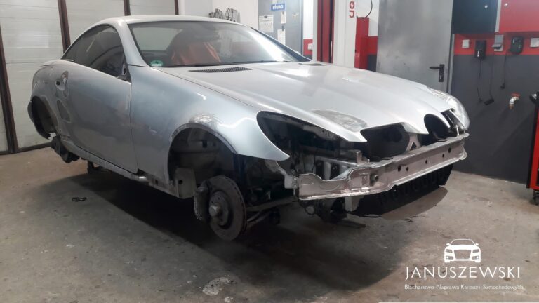 Naprawiona pokrywa silnika Mercedes-Benz SLK po pracach blacharskich – blacharz Gorzów.