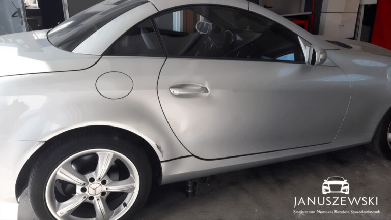 Naprawiony tylny błotnik Mercedes-Benz SLK po wyklepaniu i regeneracji – blacharz Gorzów.