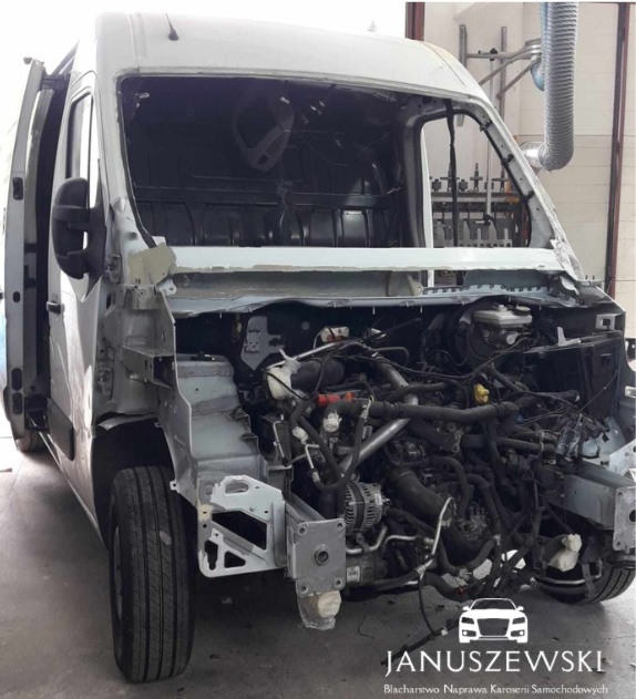 Prostowanie podłużnic i nadkoli Renault Master w warsztacie blacharskim – blacharz Gorzów Wielkopolski.