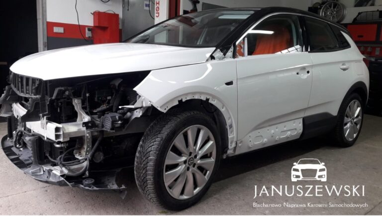 Demontaż uszkodzonych drzwi Opel Grandland w warsztacie blacharskim – blacharz Gorzów Wielkopolski.